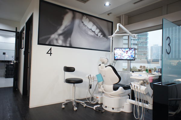 東京神奈川デザイン看板、サインポスト、デンタルクリニック、スタイリッシュ、笑顔、