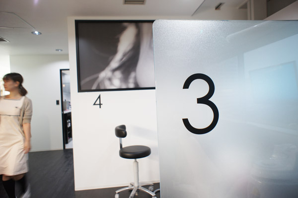 東京神奈川デザイン看板、サインポスト、デンタルクリニック、スタイリッシュ、笑顔、