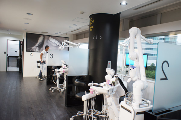 東京神奈川デザイン看板、サインポスト、デンタルクリニック、スタイリッシュ、笑顔、