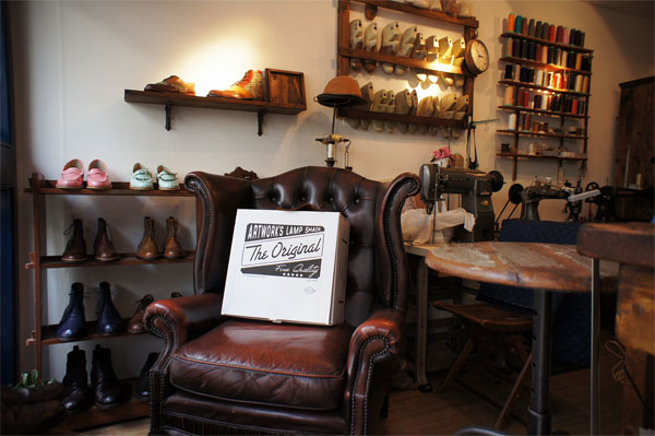 トリッカーズ修理店内看板