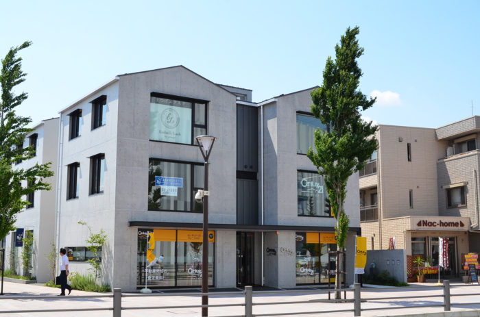 まつげエクステサロンの看板デザイン